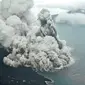 Aktivitas Gunung Anak Krakatau dari udara yang terus mengalami erupsi, Minggu (23/12). Gunung Anak Krakatau tercatat mengalami erupsi pada Sabtu malam sekitar pukul 21.03 (Liputan6.com/Pool/Susi Air)