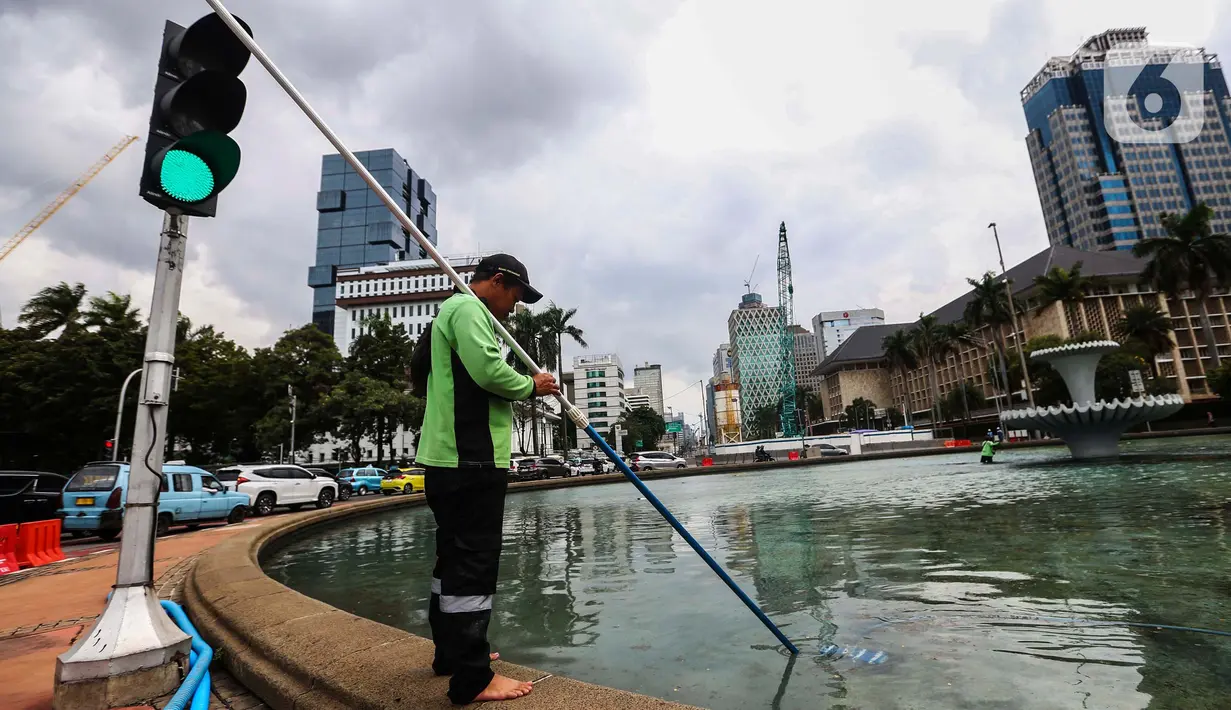Perawatan ini rutin digelar untuk membersihkan kotoran dan lumut di dasar kolam. (Liputan6.com/Angga Yuniar)