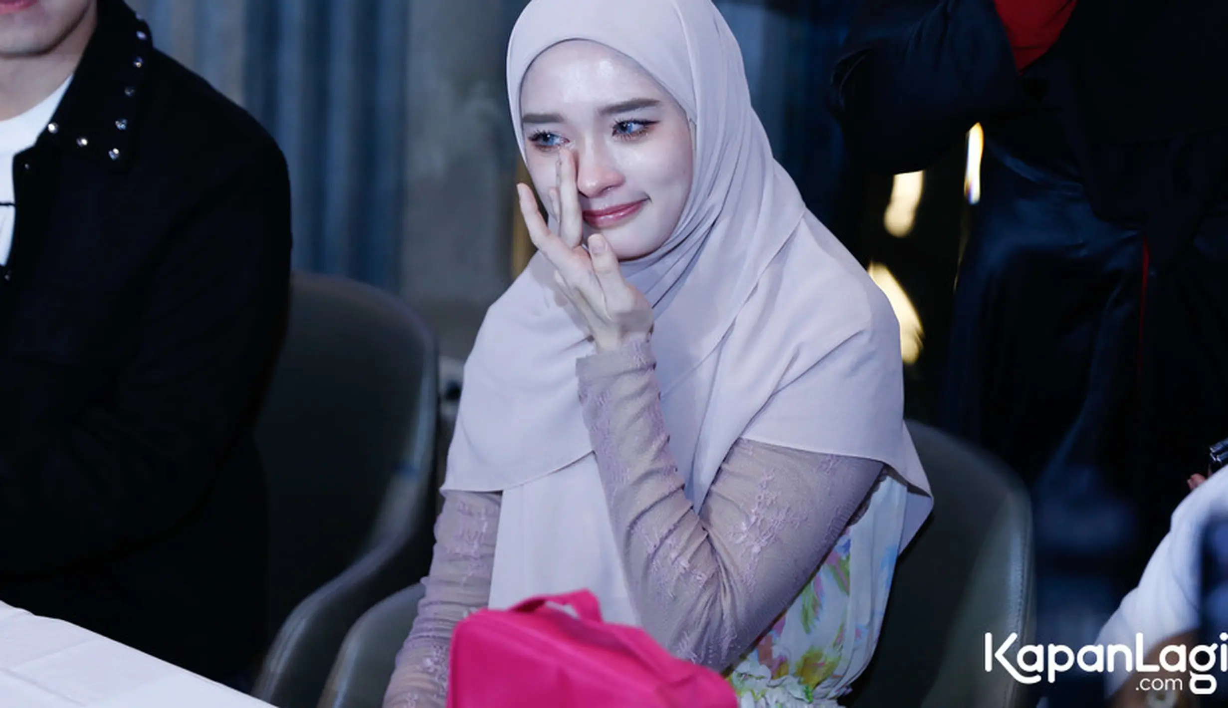 Sebelum Lepas Cadar, Inara Rusli Menangis Curhat dengan Istri Derry ...