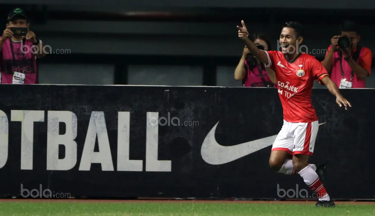 Pemain Persija Jakarta, Ramdani Lestaluhu merayakan gol ke gawang Persela Lamongan pada lanjutan Liga 1 2017 di Stadion Patriot Bekasi, Minggu (27/8/2017).  Pnrsija menang 2-0. (Bola.com/Nicklas Hanoatubun)