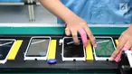 Teknisi sedang melakukan pengetesan smartphone Xiaomi di pabrik PT. Sat Nusapersada, Batam, Senin (4/11). Proses manufaktur produk Xiaomi di Batam dilakukan oleh teknisi lokal. (Liputan6.com/Fery Pradolo)