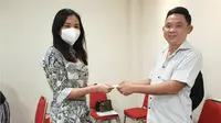 Pelanggan internet di Surabaya mendapat kejutan hadiah berupa logam mulia seberat 1 Gram dari Turbo Internet. (Dian Kurniawan/Liputan6.com)