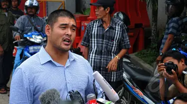 Michael Chan, kakak duo Bali Nine Andrew Chan usai mendatangi Lapas Nusakambangan, Cilacap, Minggu (26/4/2015). Keluarga berharap agar Presiden Jokowi membatalkan pelaksanaan eksekusi mati terhadap Duo Bali Nine. (Liputan6.com/Yoppy Renato)