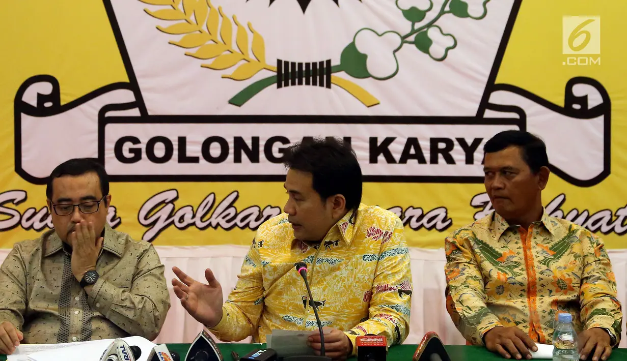Ketua Pelaksana HUT ke-53 Partai Golkar Azis Syamsudin (tengah) memberikan keterangan pers di Kantor DPP Golkar, Jakarta, Rabu (18/10). Dalam rangkaian HUT Golkar ini juga akan digelar Rakernas di Makassar, Sulawesi Selatan. (Liputan6.com/Johan Tallo)