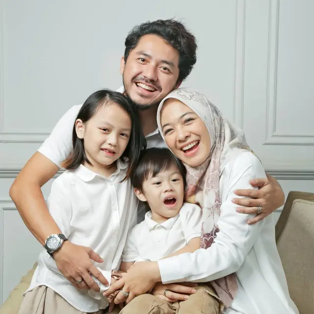Hamil Anak Ketiga, Ini 6 Potret Keluarga Kecil Dian Ayu dan Ananda Omesh