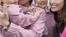 Ayu Dewi juga hadir mengenakan blazer pink dengan aksen bulu pada bagian lengannya dipadukan inner dan celana panjang putih. [@mrsayudewi]