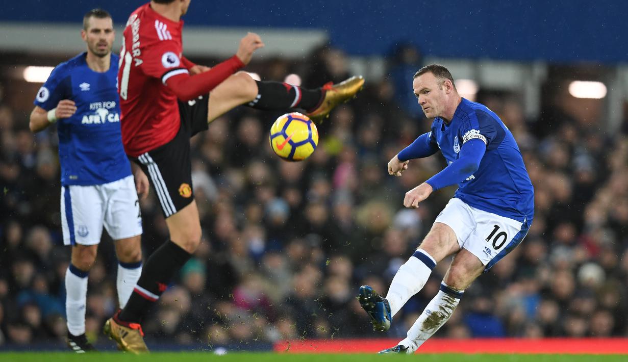 Striker Everton Wayne Rooney melakukan tembakan yang berhasil dihadang oleh gelandang Manchester United Ander Herrera saat pertandingan Liga Inggris di Goodison Park, Liverpool (1/1). Everton kalah 0-2 atas Manchester United. (AFP Photo/Paul Ellis)