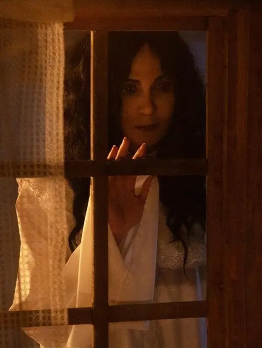 Kini film Suzzanna Malam Jumat Kliwon masih tayang di bioskop. Hingga hari keenam penayangan, film ini berhasil raih satu juta penonton. Penonton pada kagum dengan akting Luna Maya sebagai Suzzanna. (Liputan6.com/IG/lunamaya)