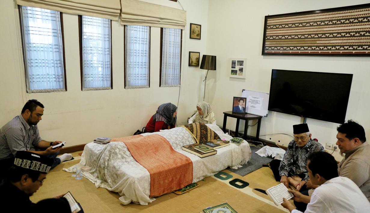 Foto Suasana Rumah  Duka Ariel  di  Bandung  Photo Fimela com