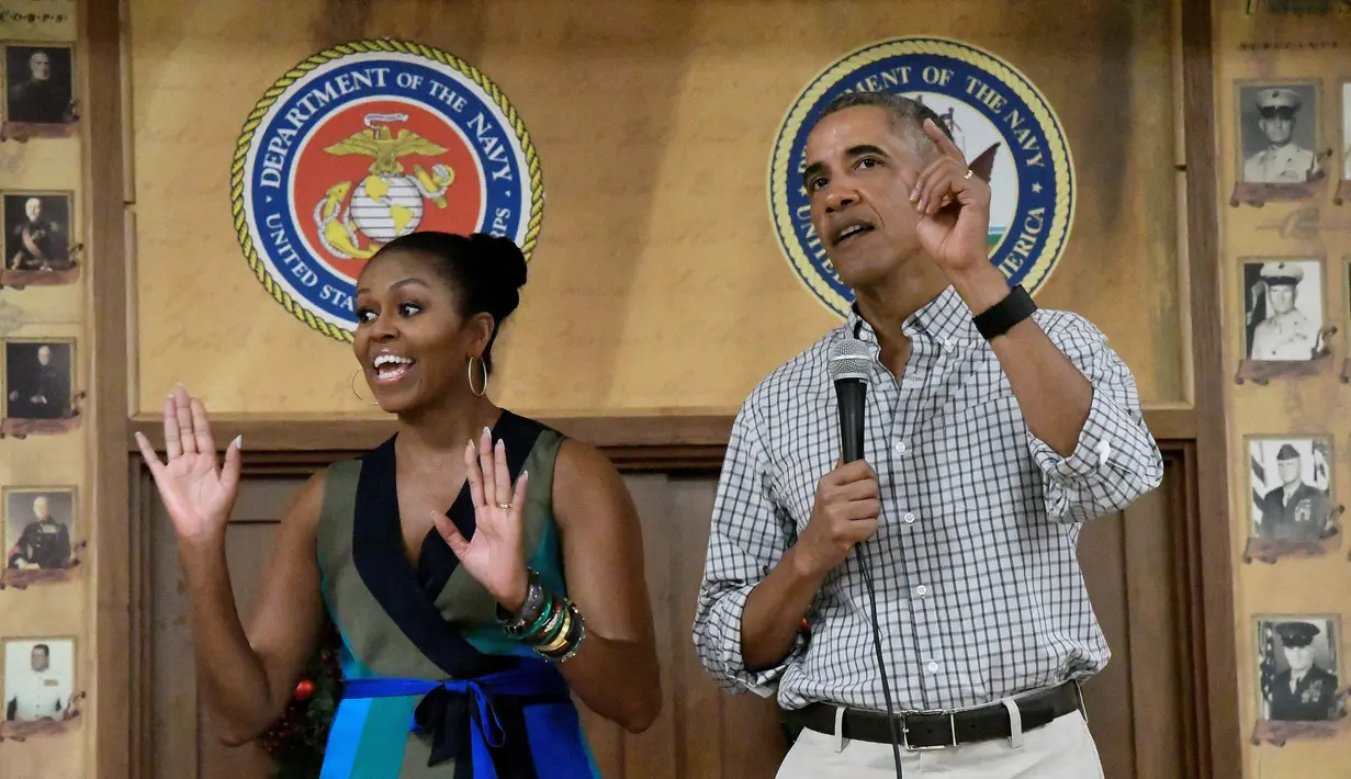 Presiden AS Barack Obama bersama ibu negara Michelle Obama memberikan pidato kepada anggota Marine Corps Base Hawaii saat perayaan Natal 2016 di Kaneohe Bay, Hawaii (25/12). (REUTERS/Hugh Gentry)