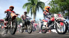 Peserta Komando Trail Adventure (Kotra) 2 melintasi garis start di Yon 14 Grup 1 Kopassus, Bogor, Jawa Barat, Sabtu (8/4). Acara ini bagian perayaan HUT Kopassus ke-65 dan diikuti ribuan kroser. (Liputan6.com/Helmi Fithriansyah) 