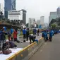 Massa demonstrasi di Patung Kuda Jalan Medan Merdeka Barat, Jakarta Pusat saat menjalani ibadah salat ashar. (Foto: Nanda Perdana Putra/Liputan6)