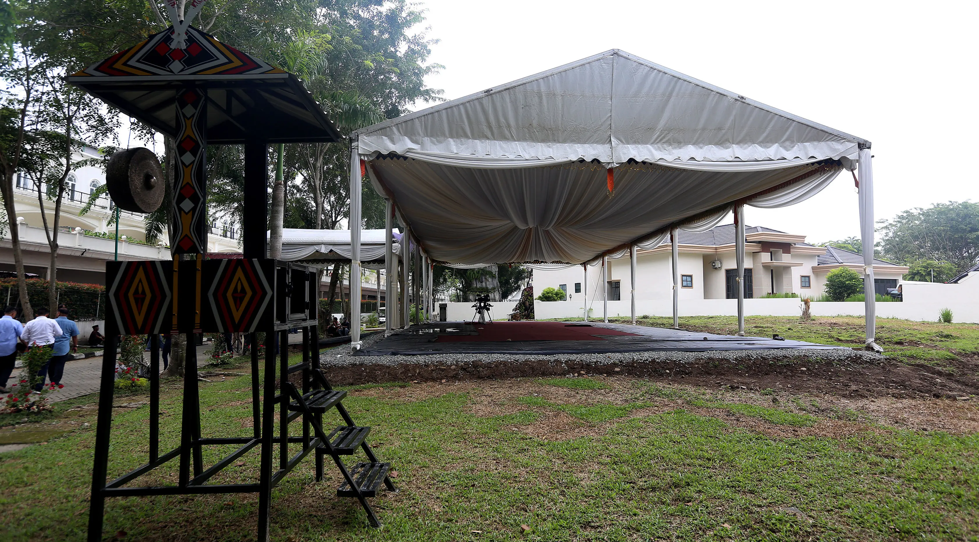 Sebuah tenda terpasang di lokasi acara ngunduh mantu Kahiyang Ayu dan Bobby Nasution di Komplek Bukit Hijau Regency, Medan, Kamis (23/11). Rangkaian upacara adat dan resepsi Kahiyang dan Bobby dilangsungkan 24-26 November. (Liputan6.com/Johan Tallo)