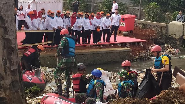 Ibu Negara Iriana Jokowi menyaksikan proses pembersihan sampah di Kali baru Bogor, Jawa Barat. (Liputan6.com/Achmad Sudarno)