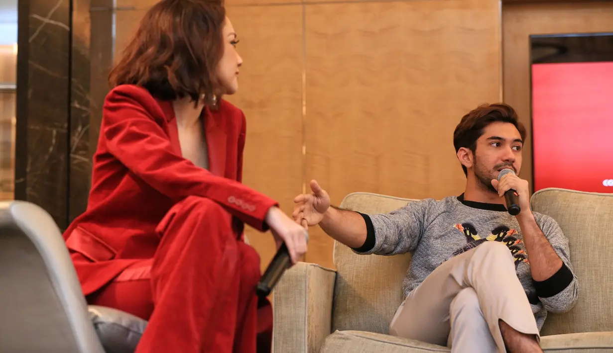 Si tampan ini ternyata punya alasan sendiri untuk beralih dari film religi. Kabarnya ia tidak ingin disebut hanya berperan untuk spesialis religi. Akhirnya ia beralih dari genre tersebut usai bermain film Hafalan Shalat Delisa. (Adrian Putra/Bintang.com)