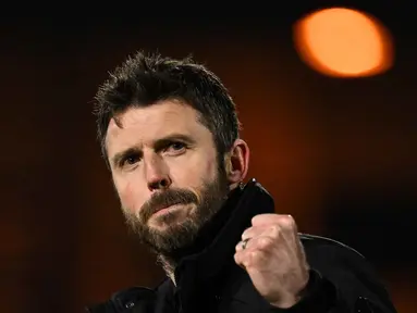 Michael Carrick saat menjadi pelatih Middlesbrough merayakan kemenangan di akhir pertandingan perempat final Piala Liga Inggris melawan Port Vale di Vale Park, Stoke-on-Trent, Inggris tengah, pada 19 Desember 2023. Manchester United (MU) resmi mengumumkan Michael Carrick sebagai pelatih kepala mengisi posisi Ruben Amorim yang dipecat pada 5 Januari 2026. (Oli SCARFF/AFP)