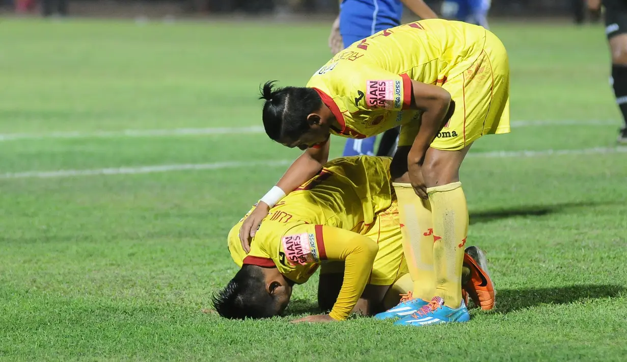Pemain Sriwijaya FC, Wildansyah, sujud syukur usai mencetak gol penyeimbang pada laga semifinal leg pertama Piala Presiden di Stadion Kanjuruhan, Malang, Sabtu (3/10/2015). Sriwijaya tahan imbang Arema 1-1. (Bola.com/Kevin Setiawan)