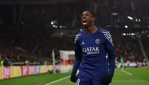 Pemain depan Paris Saint-Germain asal Prancis #10, Ousmane Dembele, merayakan golnya ke gawang lawan dengan skor 0-4 dalam pertandingan Liga Champions UEFA antara VfB Stuttgart dan Paris Saint-Germain di Stuttgart, Jerman barat daya, Kamis dini hari WIB (30-1-2025). (Franck FIFE/AFP)