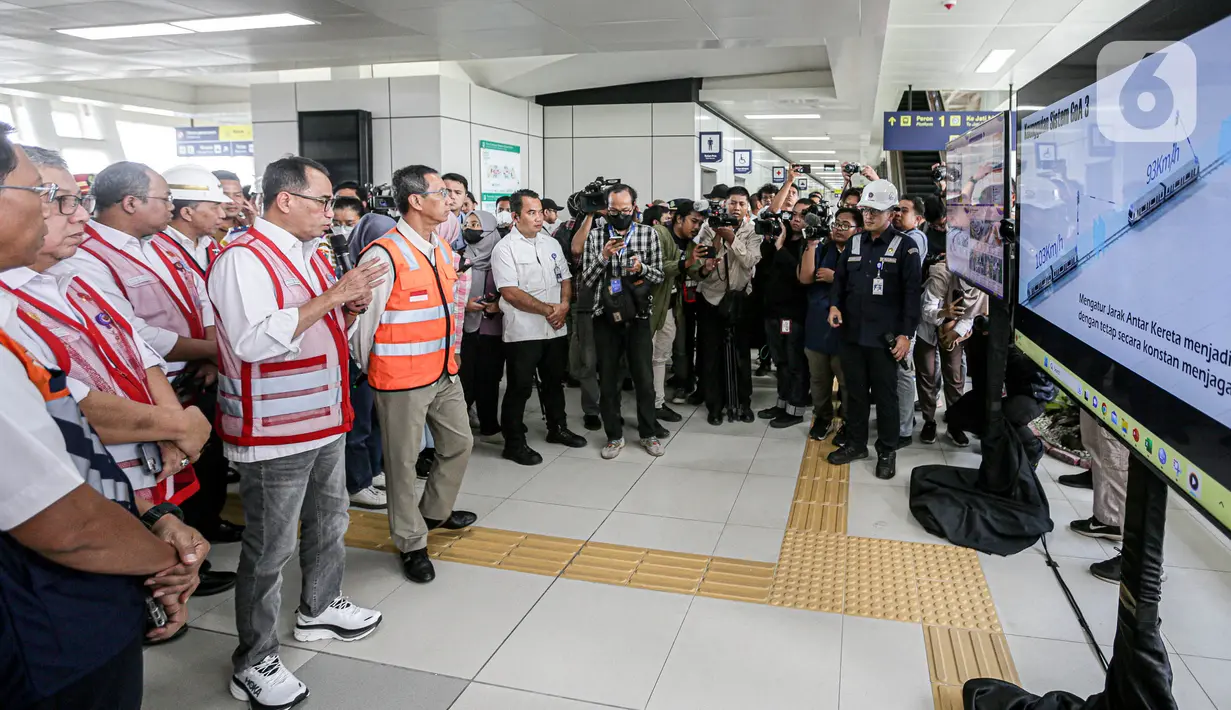 Heru Budi mengenakan kemeja lengan panjang serta celana berwarna krem dan sepatu hitam dengan rompi oranye. Sementara Menhub Budi Karya tampak mengenakan kemeja lengan panjang dan celana jin berwarna biru. (Liputan6.com/Faizal Fanani)