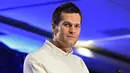 Tom Brady yang merupakan atlet football Amerika sempat diterpa skandal dalam Deflategate dalam pertandingan American Football, yaitu kasus penggembosan bola yang akhirnya menghukum Tom yang menjadi quarterback di klub New Englan Patriots. (Bintang/EPA)