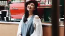 Kali ini Cut Syifa memadukan blouse putih kerah sabrinanya dengan denim slip dress. Penampilannya masih mengesankan suasana yang santai jika dipakai dalam aktivitas sehari-hari. (Instagram/cutsyifaa)