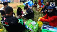 Tenaga medis dari Dinas Kesehatan Kabupaten Karawang melakukan pemeriksaan kesehatan pengungsi korban gempa bumi di desa Mangunkerta, kecamatan Cugenang, Cianjur, Jawa Barat, Rabu (23/11/2022). Hari ketiga pasca gempa magnitudo 5,6 mengguncang Cianjur, sejumlah bantuan dari berbagai kota di Pulau Jawa mulai berdatangan.
(merdeka.com/Arie Basuki)