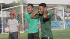 Pemain Timnas Indonesia U-22, Rafi Syarahil dan Awan Setho, tertawa saat latihan di Lapangan AUPP, Phnom Penh, Selasa (19/2). Latihan ini persiapan jelang laga Piala AFF U-22 melawan Malaysia. (Bola.com/Zulfirdaus Harahap)