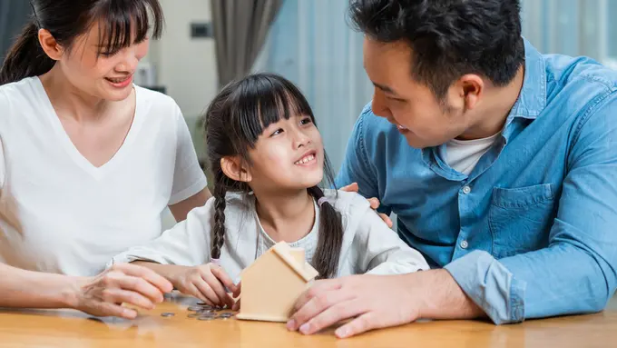 Mengajarkan Anak Mengelola THR Sejak Dini, Harus Mulai dari Mana Ya?