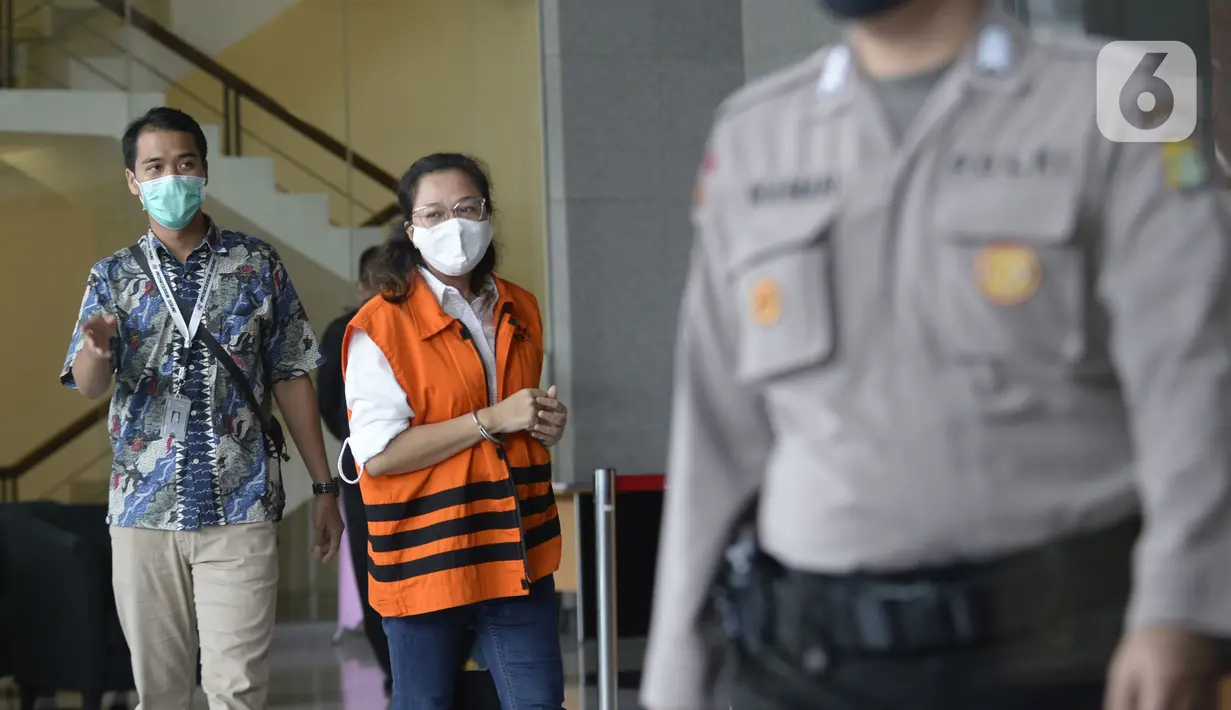 Mantan Asisten Komisioner KPU Wahyu Setiawan, Agustiani Tio Fridelia (kanan) usai menjalani sidang dakwaan di Gedung KPK, Jakarta, Kamis (28/5/2020). Agustiani Tio Fridelia menjalani sidang dakwaan terkait dugaan suap PAW anggota DPR RI periode 2019-2024, Harun Masiku. (merdeka.com/Dwi Narwoko)