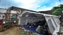 Murid-murid korban gempa belajar pada tenda darurat yang dibangun di halaman sekolah di SDN Gintung, Mangunkerta, Cianjur, Jumat (23/12/2022). Lebih dari sebulan sejak musibah gempa bumi 5,2 SR sejumlah murid sekolah di Cianjur masih belajar pada tenda darurat. (merdeka.com/Arie Basuki)