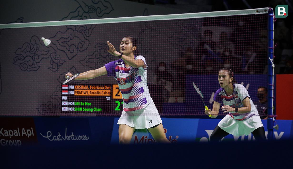 Ganda putri Febriana Dwipuji Kusuma/Amalia Cahaya Pratiwi dikalahkan unggulan kedua asal Korea Selatan, Lee So Hee/Shin Seung Chan dengan dua game langsung 23-25, 11-21. (Bola.com/Bagaskara Lazuardi)