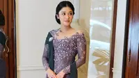 Naysilla Mirdad kenakan kebaya modern panjang warna ungu dengan&nbsp;detail payet dan motif bunga yang menghiasi. Kebaya tersebut dipadukan dengan bawahan songket&nbsp;paduan warna ungu dan hijau serta selendang warna tosca tua yang senada dengan bawahan yang dikenakan (instagram/rikawirtjes)