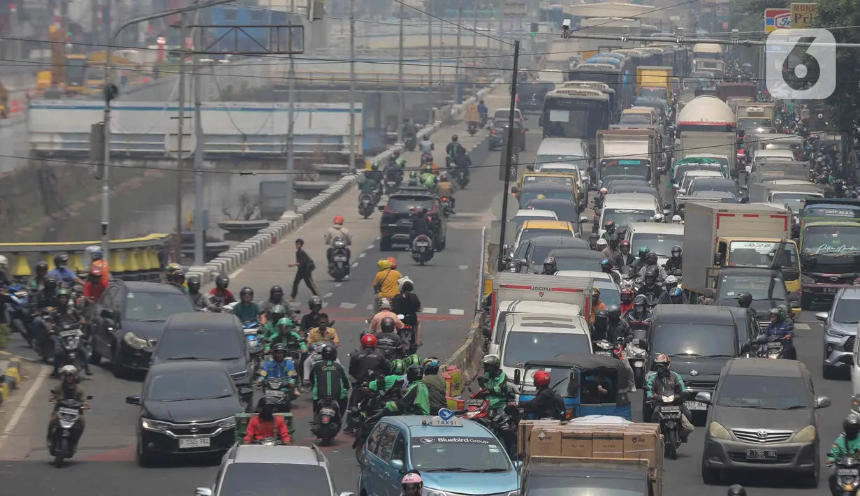 Rekayasa lalu lintas lawan arah atau contraflow berlangsung hingga 30 Desember 2023. (Liputan6.com/Herman Zakharia)