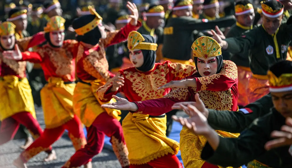 Upacara pengibaran bendera Merah Putih berlangsung khidmat, diikuti oleh seluruh elemen warga. (CHAIDEER MAHYUDDIN/AFP)