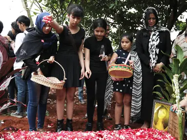 Putri Yana Zein, Aurelia Callista Carilla menaburkan bunga di makam Yana Zein di TPU Gandul, Cinere, Depok, Jumat (2/6). Yana Zein meninggal pada kamis (1/6/2017), karena kanker payudara stadium VI yang dideritanya. (Liputan6.com/Herman Zakharia)