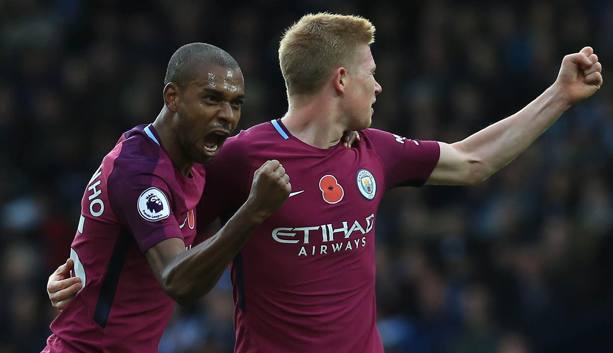 Gelandang Manchester City, Fernandinho, merayakan gol yang dicetaknya ke gawang West Bromwich pada laga Premier League di Stadion The Hawthorns, West Bromwich, Sabtu (28/10/2017). West Bromwich kalah 2-3 dari City. (AFP/Lindsey Parnaby)