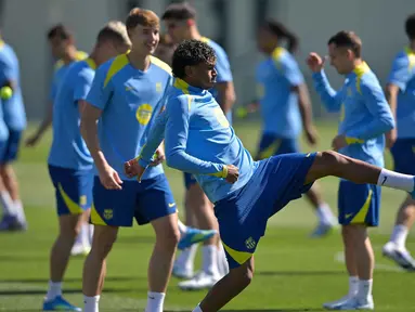 Penyerang Barcelona asal Spanyol, Lamine Yamal bersama rekan setimnya saat sesi latihan menjelang pertandingan leg pertama perempat final Liga Champions 2025/2026 melawan Atletico Madrid di lapangan latihan Joan Gamper, Sant Joan Despi, dekat Barcelona, pada Selasa 7 April 2026. Setelah sukses mengamankan kemenangan krusial dengan skor 2-1 dalam lanjutan Liga Spanyol musim 2025/2026, Barcelona akan kembali berhadapan dengan Atletico Madrid. (MANAURE QUINTERO/AFP)