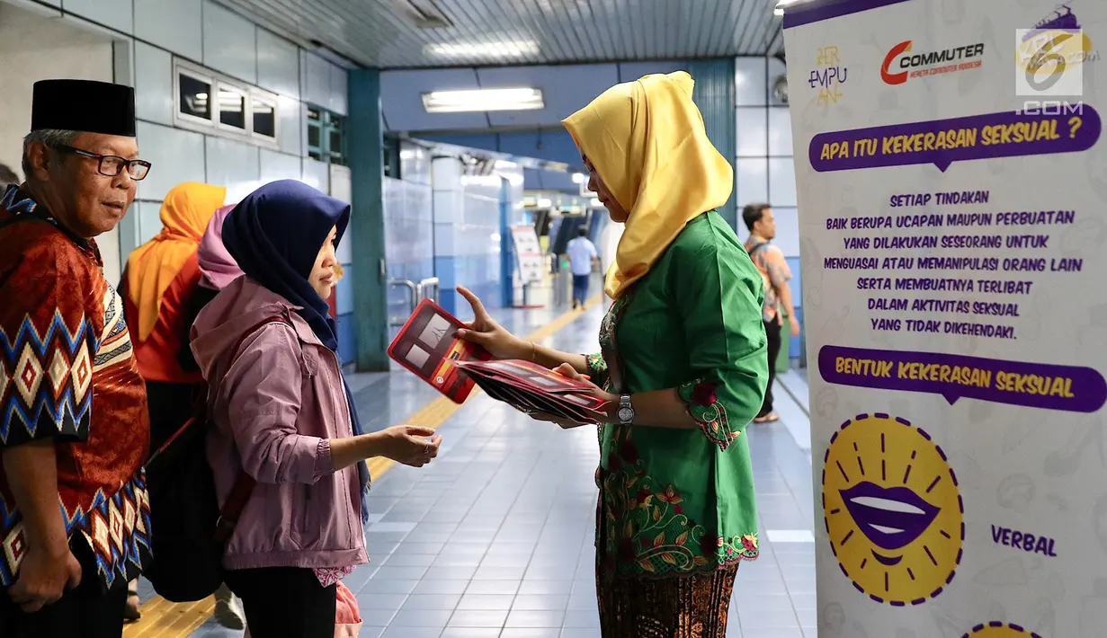 Petugas PT KCI membagikan brosur saat sosialisasi pencegahan pelecehan seksual di KRL, Jakarta, Jumat (20/4). Kegiatan ini bertujuan memberi pemahaman kepada pengguna KRL untuk menghindari segal bentuk pelecehan seksual. (Liputan6.com/Immanuel Antonius)