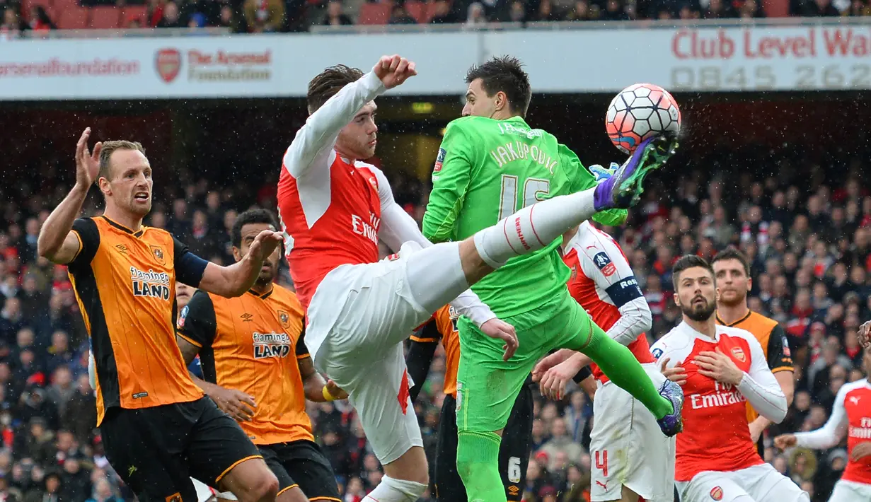 Perebutan bola di depan gawang Hull City dalam putaran kelima Piala FA Inggris di Stadion Emirates, London, Inggris, Sabtu (20/2/2016). (AFP/Glyn Kirk)