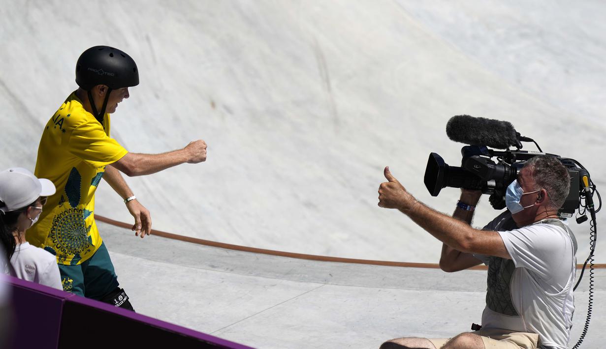 Usai menabrak, Woolley yang juga merasa kaget sempat berjalan membelakangi juru kamera sambil mengangkat kedua tangannya ke kepala. Sontak Woolley langsung menghampiri juru kamera dengan memberi isyarat jempol dan dibalas juru kamera dengan isyarat yang sama. (Foto: AP/Ben Curtis)