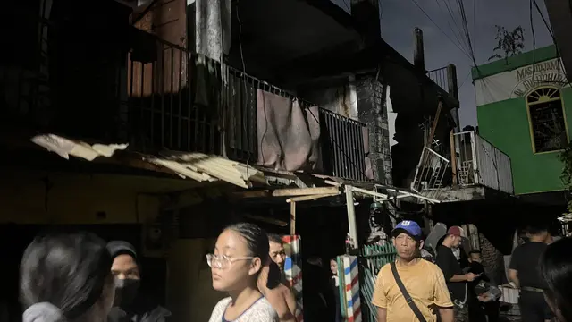 Sejumlah rumah tinggal di lingkungan padat penduduk Jalan Pangeran Jayakarta Nomor 28 RT 06/RW 04, Mangga Dua Selatan, Sawah Besar, Jakarta Pusat, hangus terbakar pada Selasa (21/1/2025). (Liputan6.com/Winda Nelfira)