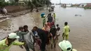 Hujan muson selama sepekan terakhir menyebabkan tiga sungai besar yang melintasi provinsi Punjab, pusat pertanian Pakistan dan tempat tinggal hampir setengah dari 255 juta penduduknya, meluap. (Shahid Saeed MIRZA/AFP)