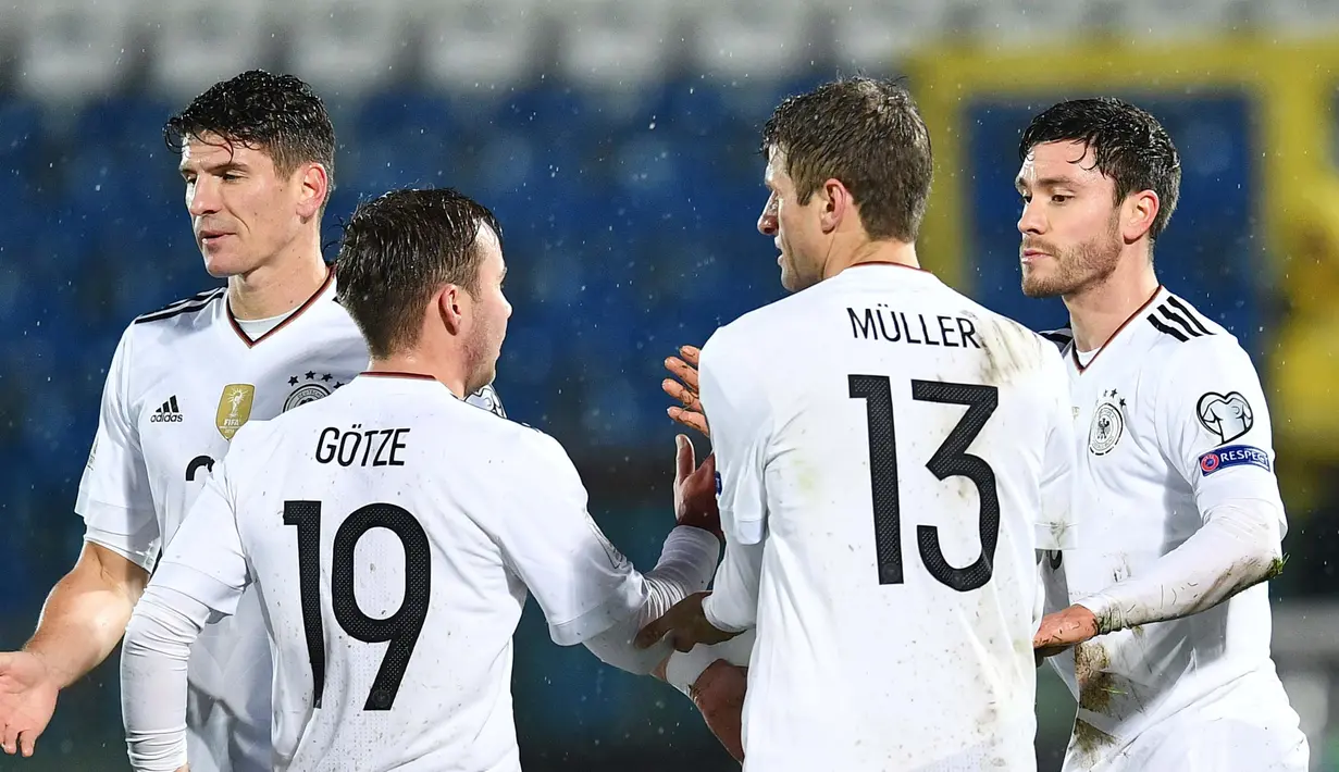 Para pemain Jerman merayakan gol Jonas Hector (kanan) saat melawan San Marino pada laga grup C kualifikasi Piala Dunia 2018 di San Marino stadium, Serravalle, (11/11/2016). (AFP/Vincenzo Pinto)