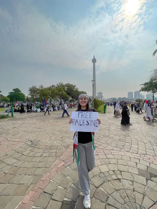 Potret Aaliyah Massaid saat ikut dalam aksi bela Palestina di Monas, Jakarta Pusat. Anak penyanyi Reza Artamevia itu juga membawa artibut palestina. [Instagram/aaliyah]
