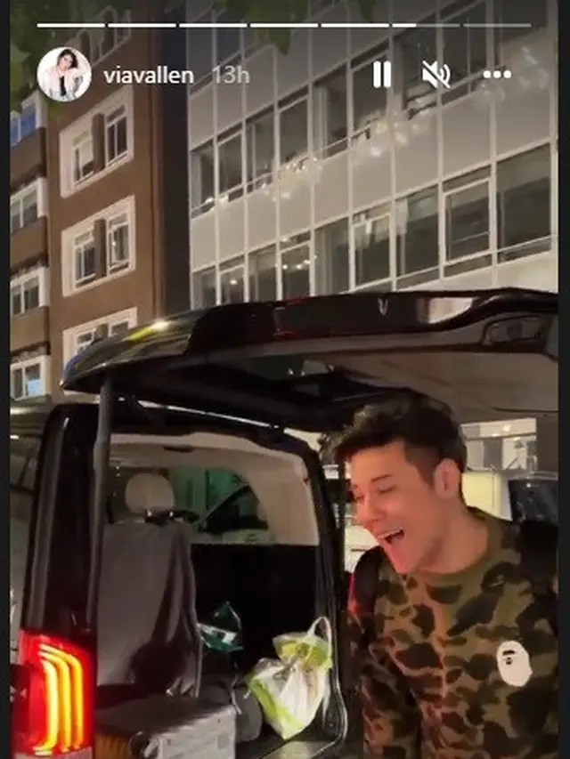 Via Vallen dan Chevra Yolandi bulan madu ke Inggris (Foto: Instagram viavallen)