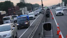 Situasi lalu lintas di jalan tol Jakarta-Cikampek KM 50, Jumat (22/12). Guna mengurangi kepadatan arus pada libur panjang Natal 2017, petugas menerapkan sistem contra flow arah Cikampek mulai dari gerbang Cikarang Utama. (Liputan6.com/Helmi Fithriansyah)
