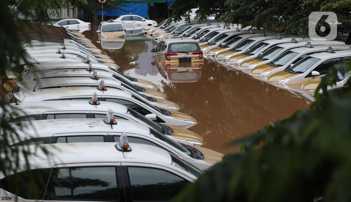 Kondisi dan suasana Pool Taksi Express di kawasan Tanah Kusir yang terendam banjir, Jakarta, Rabu (1/1/2020). Hujan yang terus mengguyur Jakarta sejak Selasa sore (31/12/2019) mengakibatkan banjir di sejumlah titik di Jakarta. (Liputan6.com/Johan Tallo)