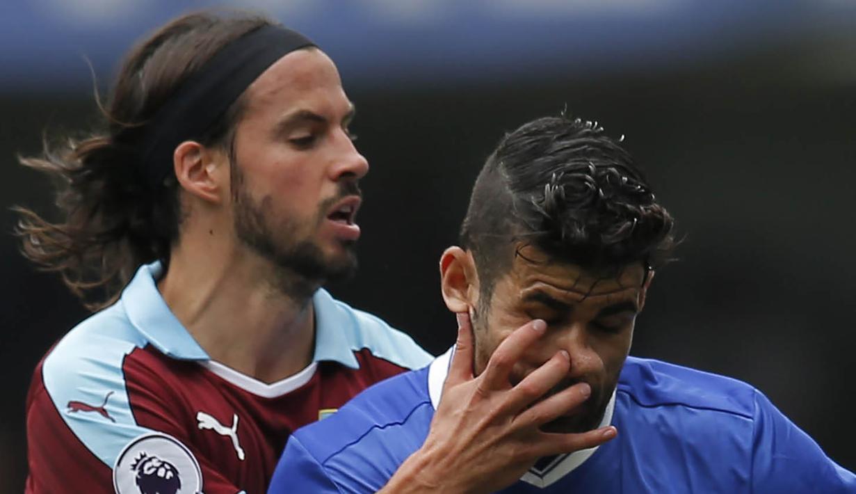 4. Tangan dari pemain Burnley, George Boyd, memegang wajah bomber Chelsea, Diego Costa pada laga Premier League di Stadion Stamford Bridge, London, Inggris, Sabtu (27/8/2016). (Reuters/Andrew Couldridge)