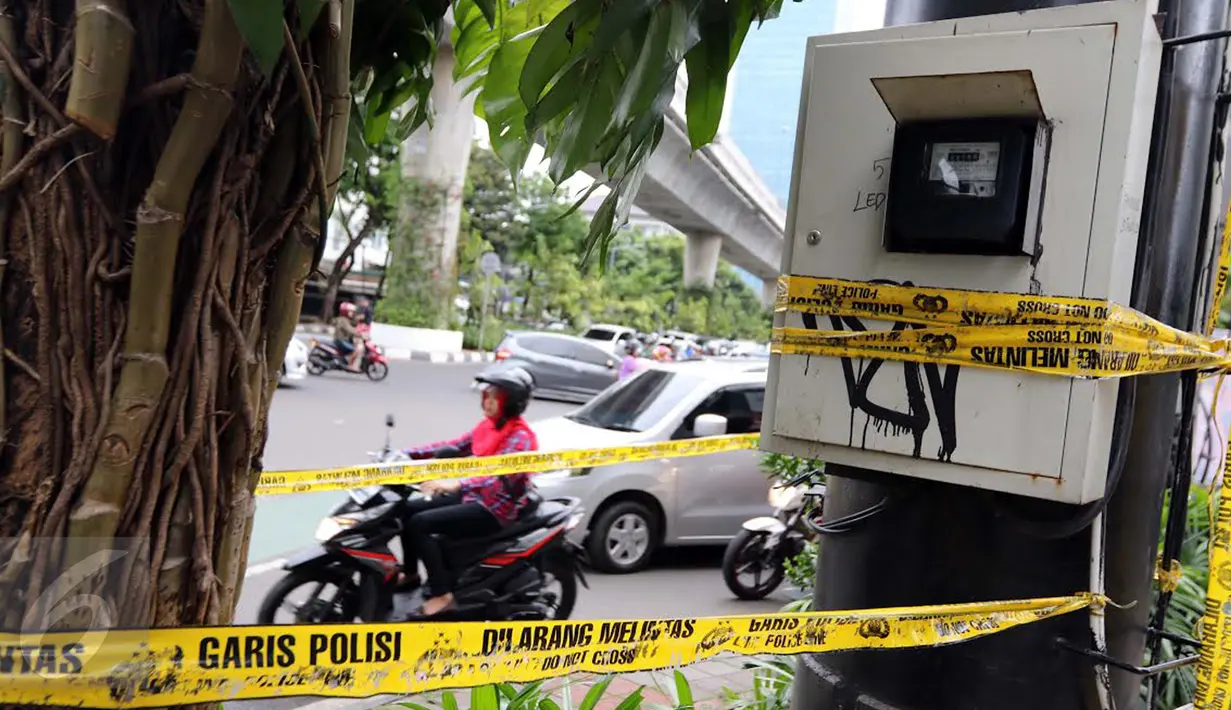 Sebuah panel listrik di simpang Jalan Iskandarsyah, Jakarta Selatan, dipasangi garis polisi, Minggu (2/10). Garis polisi terpasang terkait insiden videotron yang sempat memutar tayangan porno pada Jumat, 30 September 2016. (Liputan6.com/Helmi Afandi)