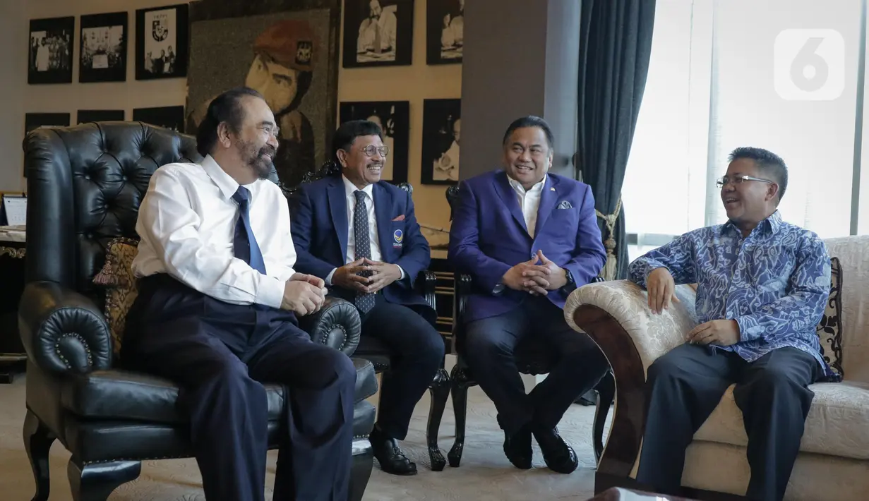 Ketum Partai Nasdem Surya Paloh saat berbincang degan Presiden PKS Sohibul Iman bersama jajaran di DPP Nasdem, Jakarta, Rabu (29/1/2020). Sohibul mengatakan, kunjungan kali ini sebagai bentuk kunjungan balasan yang pernah dilakukan Paloh dan jajaran NasDem akhir Oktober 2019. (Liputan6.com/Faizal Fa